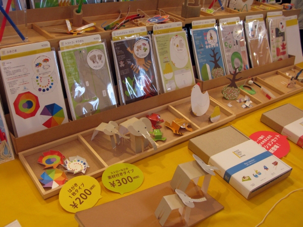 既製品のおもちゃやゲームが溢れる現代に、自分で遊び道具を作る「ポストカードトイシリーズ」トイスパイス