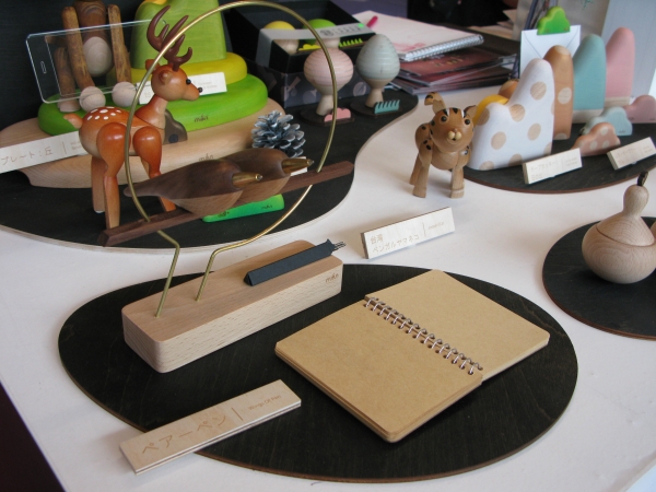 木の趣を活かし、握り心地を考量した設計。小鳥をモチーフにしたボールペン「ペアーペン」　Mufun　DESIGN　Studio