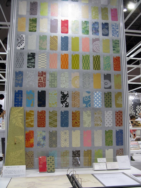 『京唐紙』とデジタルを融合させたオリジナルのiPhoneカバーを披露　山崎商店