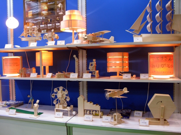 経木を使用し、やわらかな空間を演出する　手作り照明キット「あかりシリーズ」 加賀谷木材