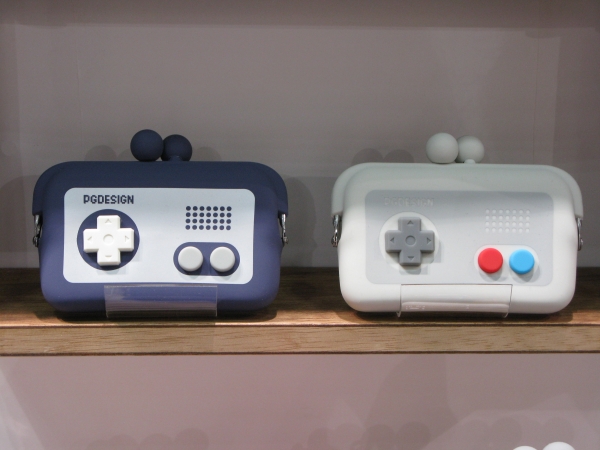 操作ボタンが付いたコントローラ型がまぐちカードケース「ドーモコントローラ」ＧＭＣトイズフィールド