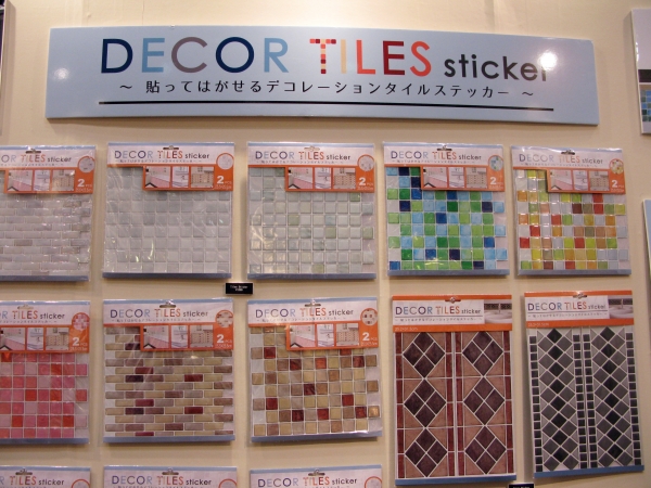 キッチン、洗面所のアレンジに、貼ってはがせる「デコレーションタイルステッカー」Ｓ＆Ｃコーポーレーション