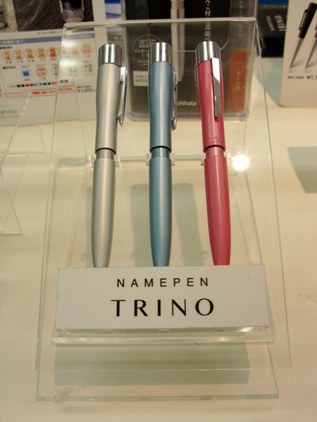 ネーム印と黒・赤二色の油性ボールペンとシャープペンシルを一本にまとめた「ネームペントリノ」　シヤチハタ