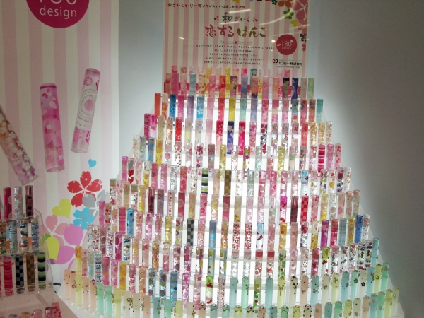 人気の和柄やネイルデザインを中心に揃え好評のはんこ「和ざいく恋するはんこ」 サンビー・