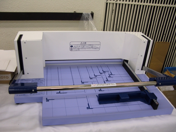 300枚までカット、手動ハンドルに電動アシスト機能を搭載ハイブリッド式の事務用断裁機　ライオン事務器