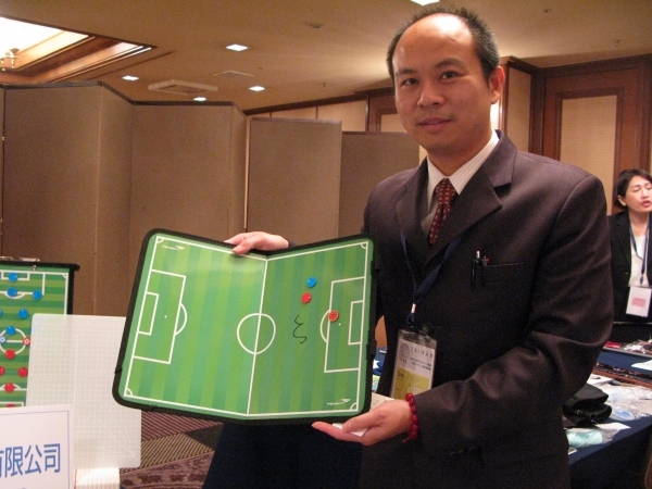サツカー、ラグビーなど日本からの注文が多いという「球技類作戦ボード」　YING　SIN　
