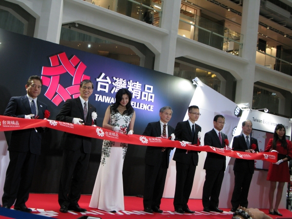 「TAIWAN EXCELLENCE」出展メーカーと共にテープカット