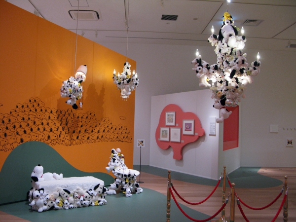 100以上のスヌーピーが登場するシャンデリアアート