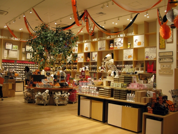 新たなコラボレーショングッズや展示品連動グッズなど400点が登場　ミュージアムショップ「ブラウンズストア」