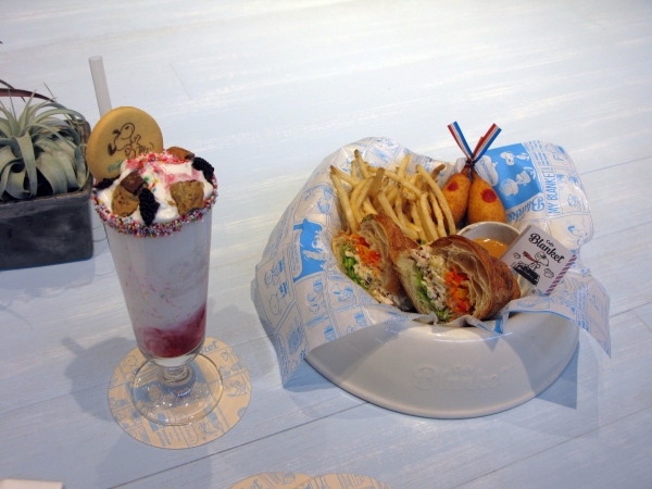 新メニュ！スヌーピー扮する「フライングエース」がたびたび訪れる、戦地フランスをイメージ