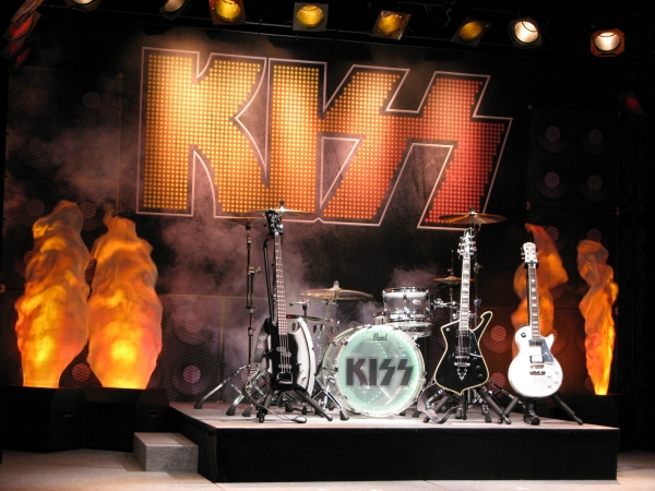 KISSメンバーが使用した楽器に触れられるステージセット