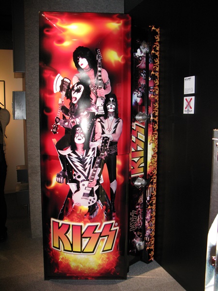 地獄への贈り物「KISS　CASKET（棺）」