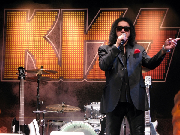 「42年の音楽活動の旅路を感じる展示のなかで、思い出深い商品を一つ選ぶとしたなら、もちろん俺かな」