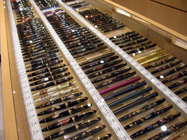 クラシカルな定番品から、蒔絵が施された万年筆、限定品など約2000本を取り揃えた