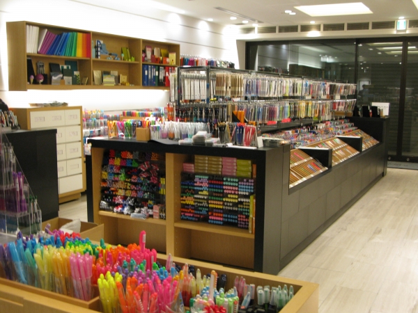 定番のボールペンやシャープペンシル。マーカーに加えて色鮮やかなカラーペンなど1500種類以上を揃えた 「Ｋ.Ｉｔｏｙａ1階」