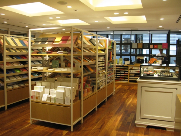 世界各国より集めたノート類、約2000種類「K.Itoya2階」