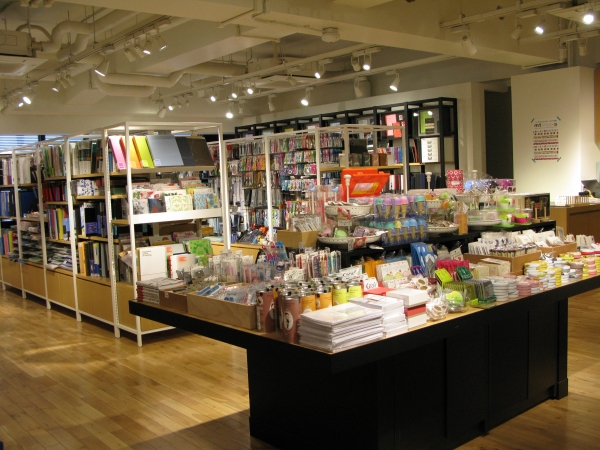 斬新な機能を持った新しい文房具から、海外製のおしゃれなものまで　「オフィス文房具　K.Itoya3階」