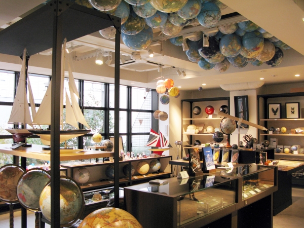 学習用からインテリア性の高い地球儀を揃えたアティック（屋根裏）「K.Itoya6階」