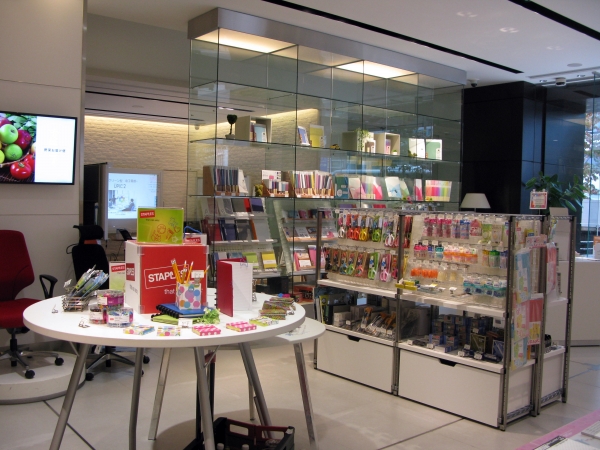 プラスの文房具は、オフィス、店舗、学校、家庭など、スムーズに、より心地よく、楽しく快適に使える