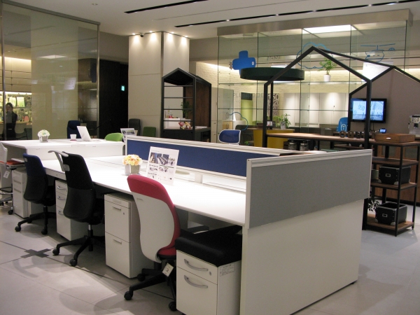 オフィスファニチャーは、PLUSカタログに掲載されている製品で特徴的なもの、代表的なものを厳選して展示