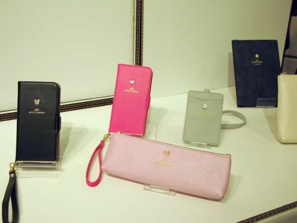 マークスの強みを活かしたデジタルアクセサリーとペンポーチ、パスケースなどのステーショナリーセット提案