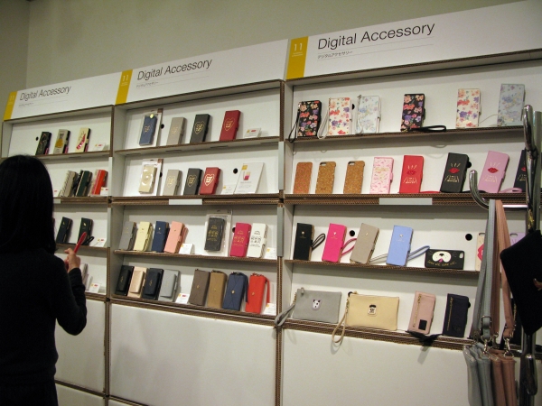 好調なデジタルアクセサリーは、ファッショナブルなフリンジやデザインの他、売れ筋アイテムを拡充