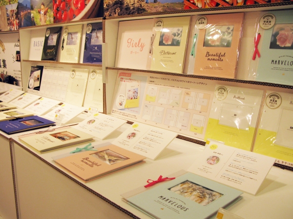 好きな写真を1ページに1枚ずつポケットタイプの台紙に入れるだけ、写真好きのための「写真集アルバム」