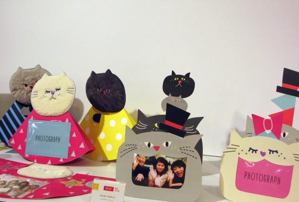 ママ友パーティや家族の記念日写真のサプライズプレゼントにピッタリ！「フォトギフト・キャット」