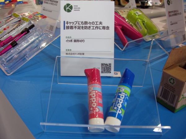 キャップデザインの工夫で開けやすさ、転がりにくさを実現。乳幼児の誤飲防止「イッポ　固形のり」トンボ鉛筆