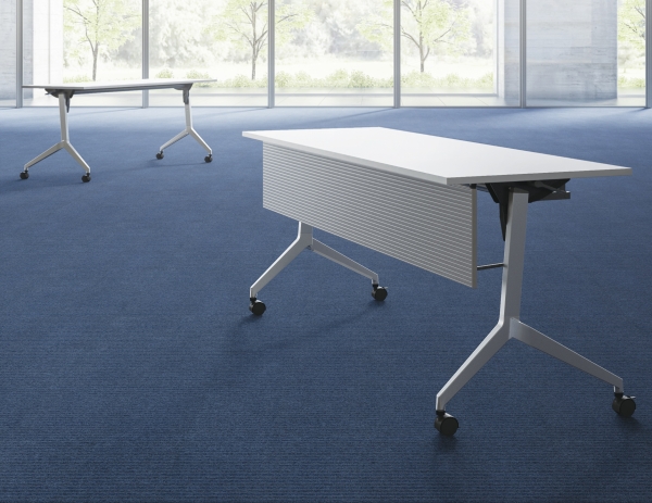 新製品　大規模な会議やセミナーでフレキシブルなグループワークに対応するフラップテーブル「Paragraph（パラグラフ）」