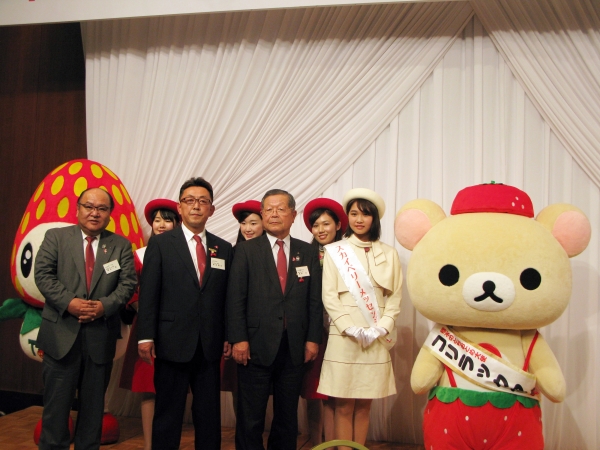 コリラックマ、いちごオールスターズと一緒に記念撮影