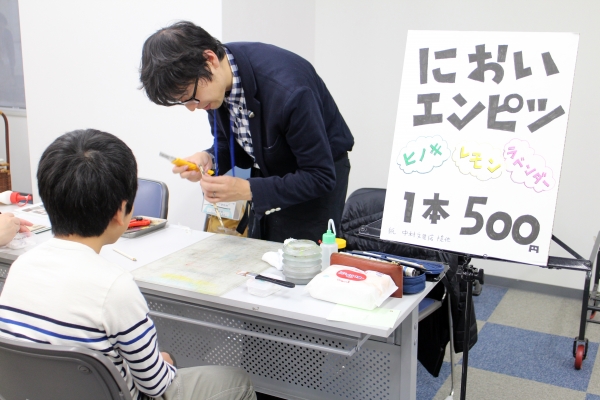 古～いスポーツ新聞に香りをつけて作る、アロマ付き紙巻鉛筆の体験実験　ジブング研究所