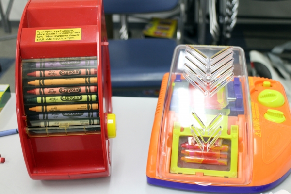 クレヨンを専用の機械で溶かし、再びクレヨンの形に固め、カラフルなマー ブルクレヨン作りを体験 きだてたく