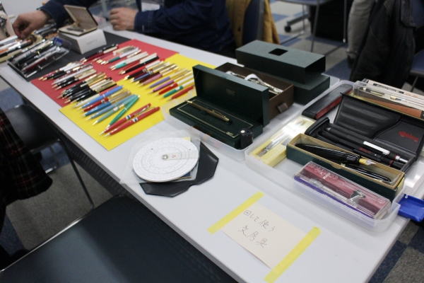 回転繰り出し式シャーペン、回転式計算尺、回転吸入式万年筆、オルゴール内蔵鉛筆削り　ものぐさ博物館 館長