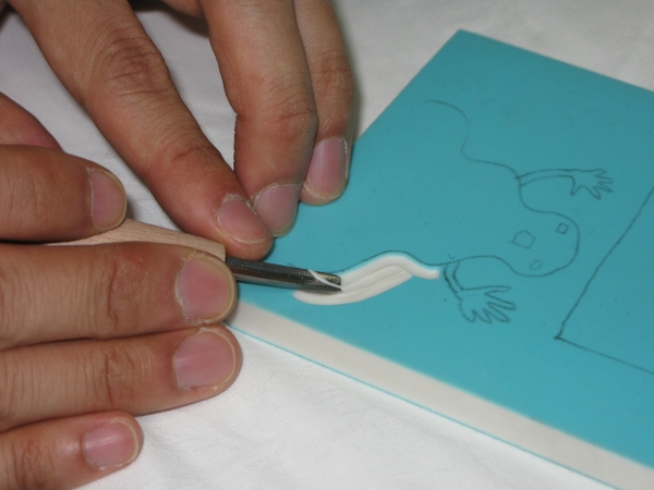 平刀のへり部分が緩やかに立ち上がった刀。転写線のふちを一発でなだらかに彫ることが出来ます