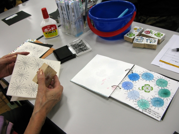 顔彩耽美の色見本帳を北欧風のスタンプと合わせて作る　「カラーアートジャーナルブック」　呉竹