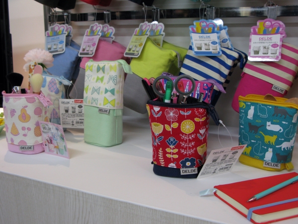 サイドのつまみをスライドさせることでペンスタンドになる「デルデ」は、テキスタイル柄を投入