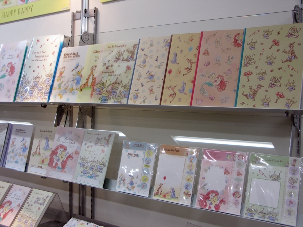 販売店から高学年用学童文具が欲しいという声から誕生！落着いたディズニーデザイン「ハッピーハッピー」