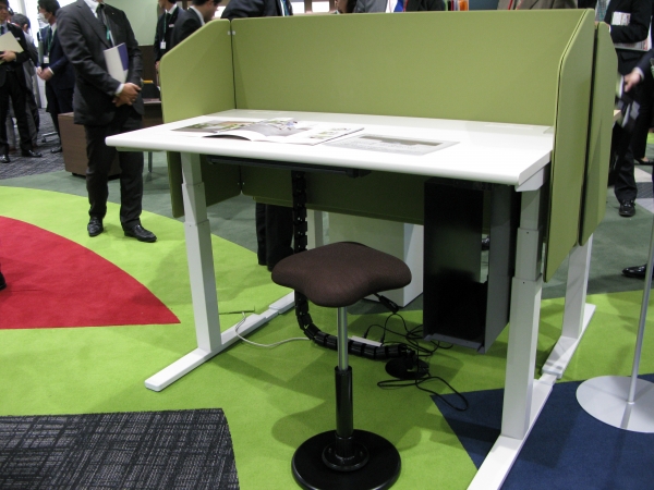 ボタン一つで簡単操作。いつもの高さに戻したいときもスムーズに　電動昇降デスク「ビー・フィット」