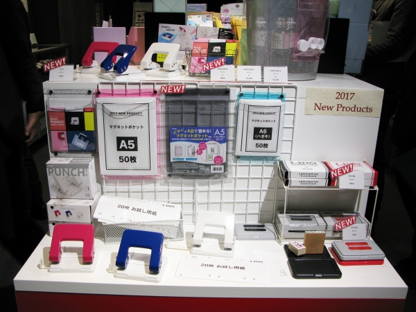 新製品は曲面にも付く「マグネットポケット（ソフトタイプ））、2穴式穿孔能力20枚「ベーシックパンチ」など