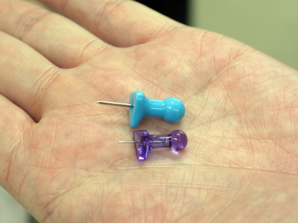 同社従来商品と比べても極細　「インテリアピン　ミニ　バイオレット」 ミツヤ