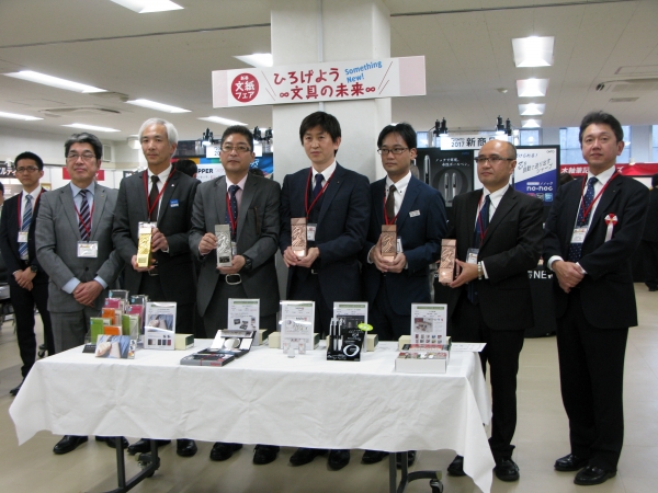 高橋代表幹事　アピカ　日本理化学工業　サンビー・　オート　春光園　口分田幹事　(左から)