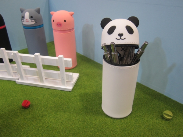 新商品コンテストで府知事賞受賞の動物スタンドペンケース〈ＬＩＨＩＴ ＬＡＢ.〉
