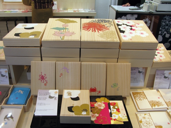 144柄の中から厳選した「100柄のはがき」と桐を使った「はがき箱」