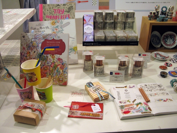 少し切って、ノートや手帳、パーティグッズのデコレーションなどが楽しめる「ぬり絵ができるマスキングテープ」