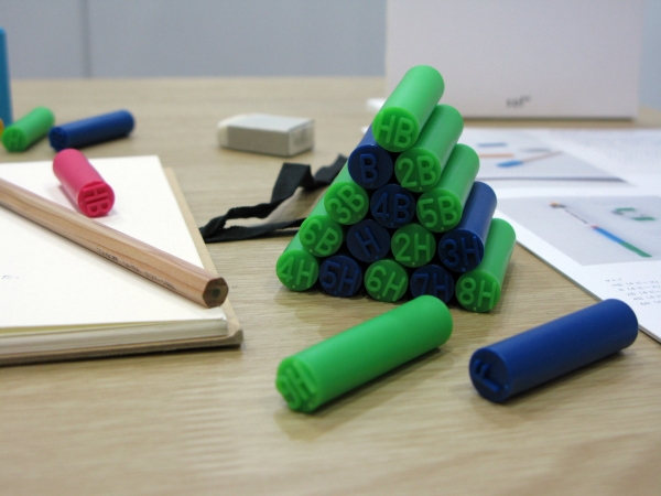 どれだっけ・・・こんな言葉から開発。「ペンシル　ネーム　キャップ」　トゥーモナール