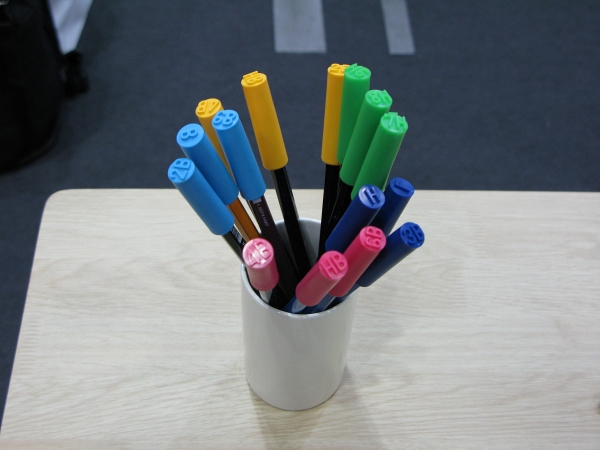ＨＢやＢなど様々な高度の鉛筆をペン立てから一目で見つけられる「ペンシルネームキャップ」