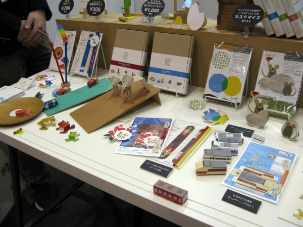 既製品のおもちゃやゲームが溢れる現代に、自分で遊び道具を作る「ポストカードトイシリーズ」トイスパイス