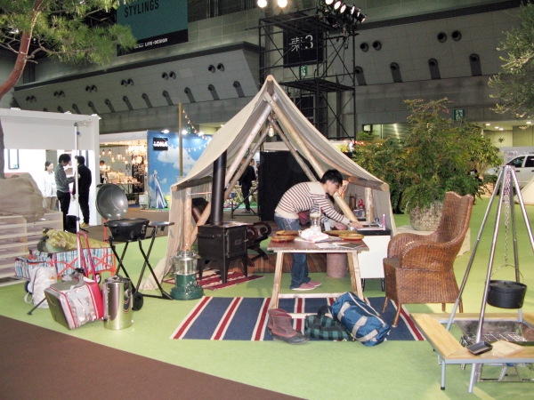 グラマラスなキャンピングスタイルとして注目の「グランピング」。アウトドアリビング提案