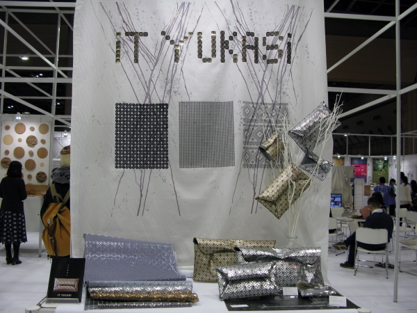 プリント技術とテキスタイルデザイン、伝統を組み合わせた「ふくさ」「クラッチバック」いとゆかし